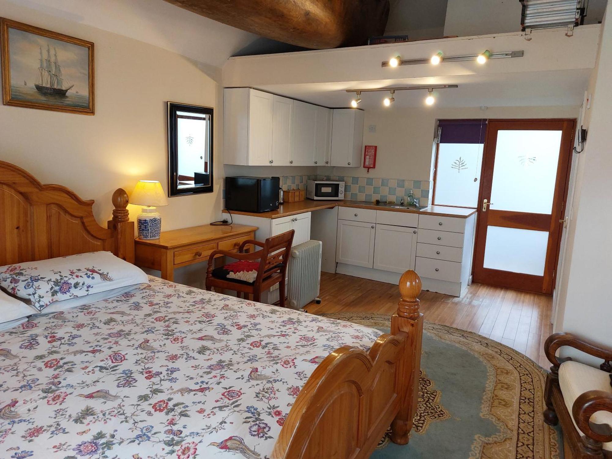 Stable Cottage - Sleeps 6, Near Lulworth Cove Дорчестър Екстериор снимка